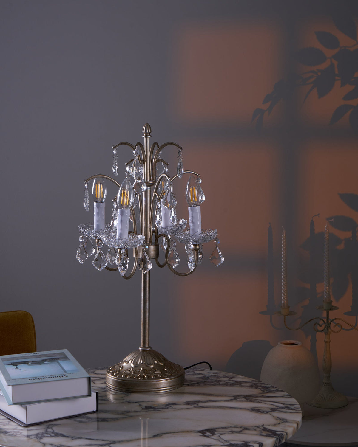 Lámpara de mesa de cristal Rocaya – junto a candelabros