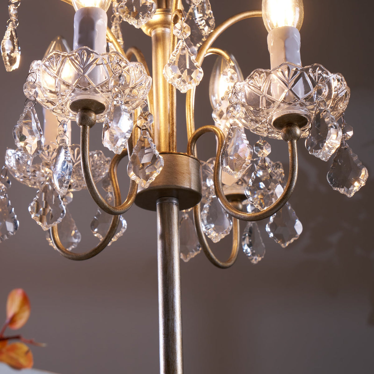 Lámpara de mesa de cristal Rocaya – detalle encendida