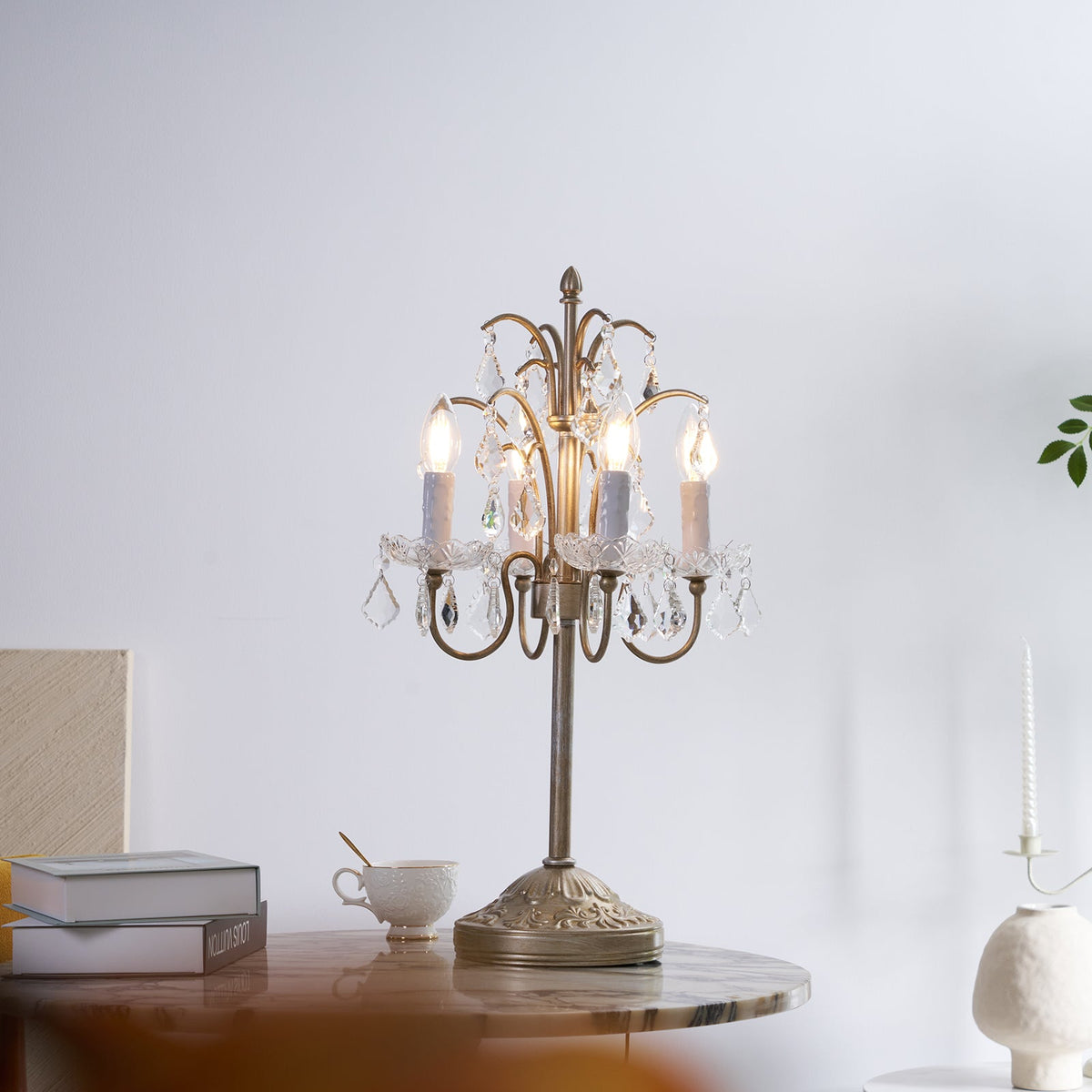 Lámpara de mesa de cristal Rocaya – en un salón luminoso