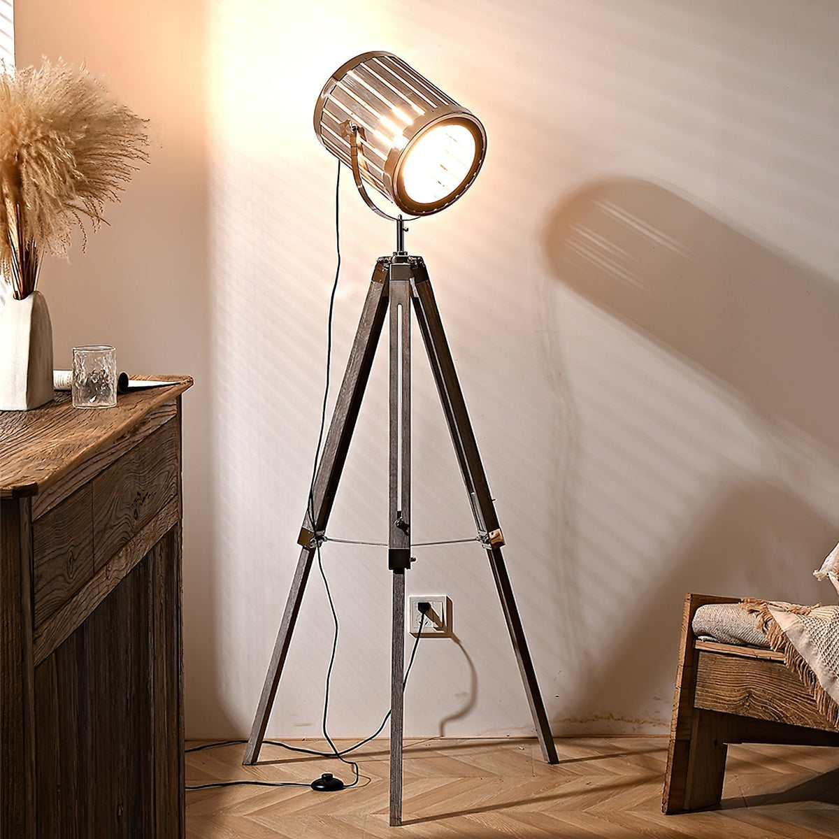 Lámpara de pie trípode Rodira – encendida proyectando sombras
