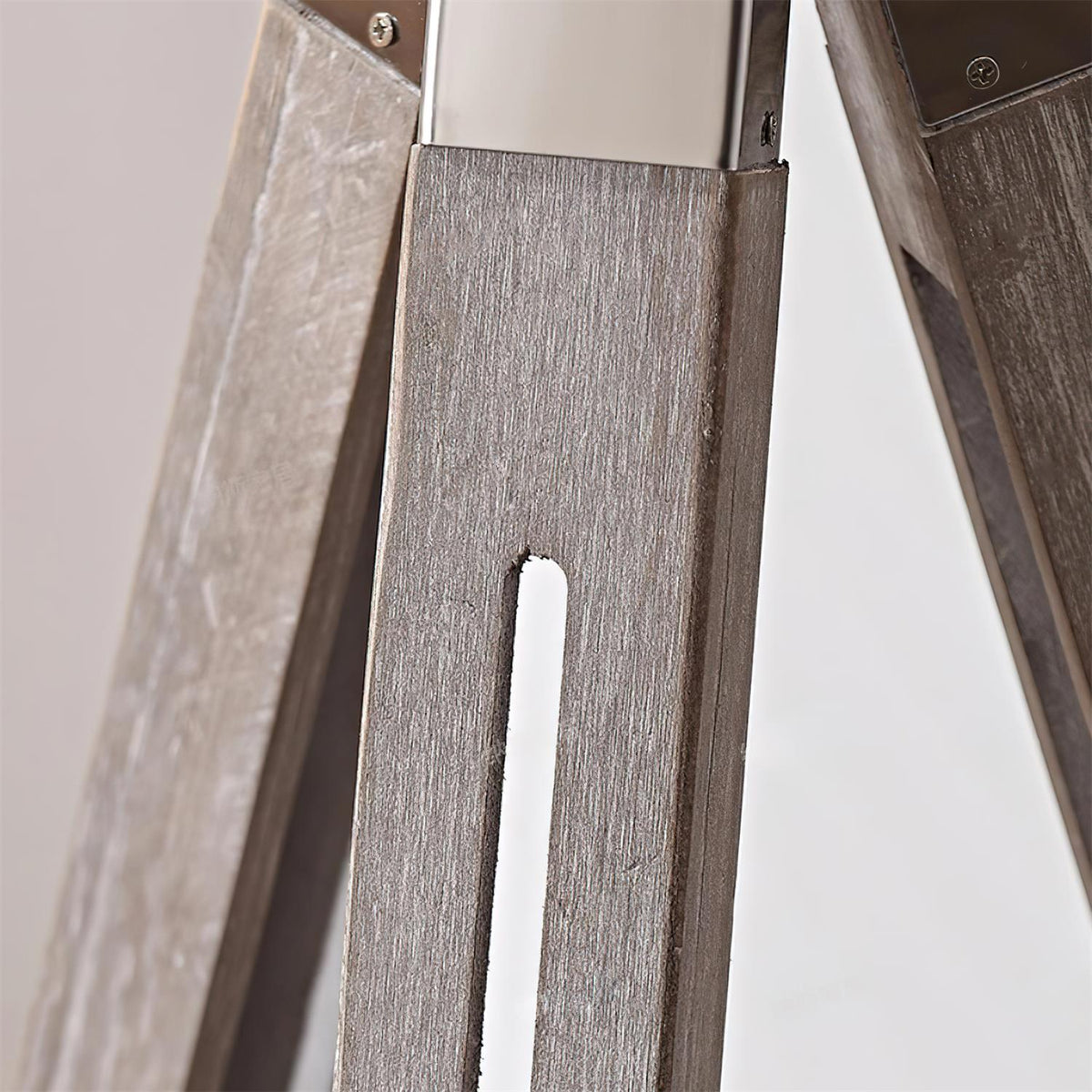 Lámpara de pie trípode Rodira – detalle de las patas de madera