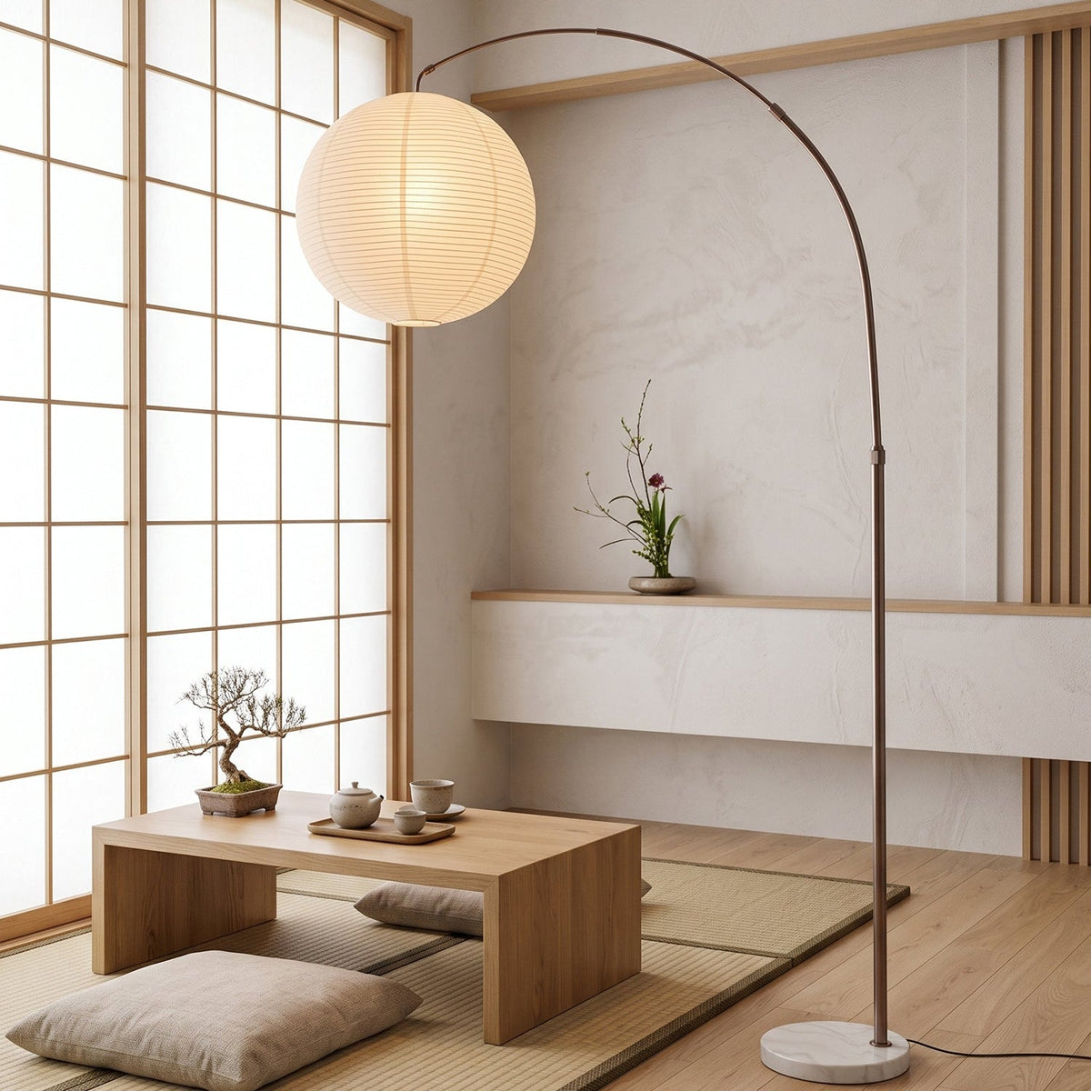 Lámpara de pie de arco con globo de papel Rolanta en un salón de estilo japandi – imagen 2