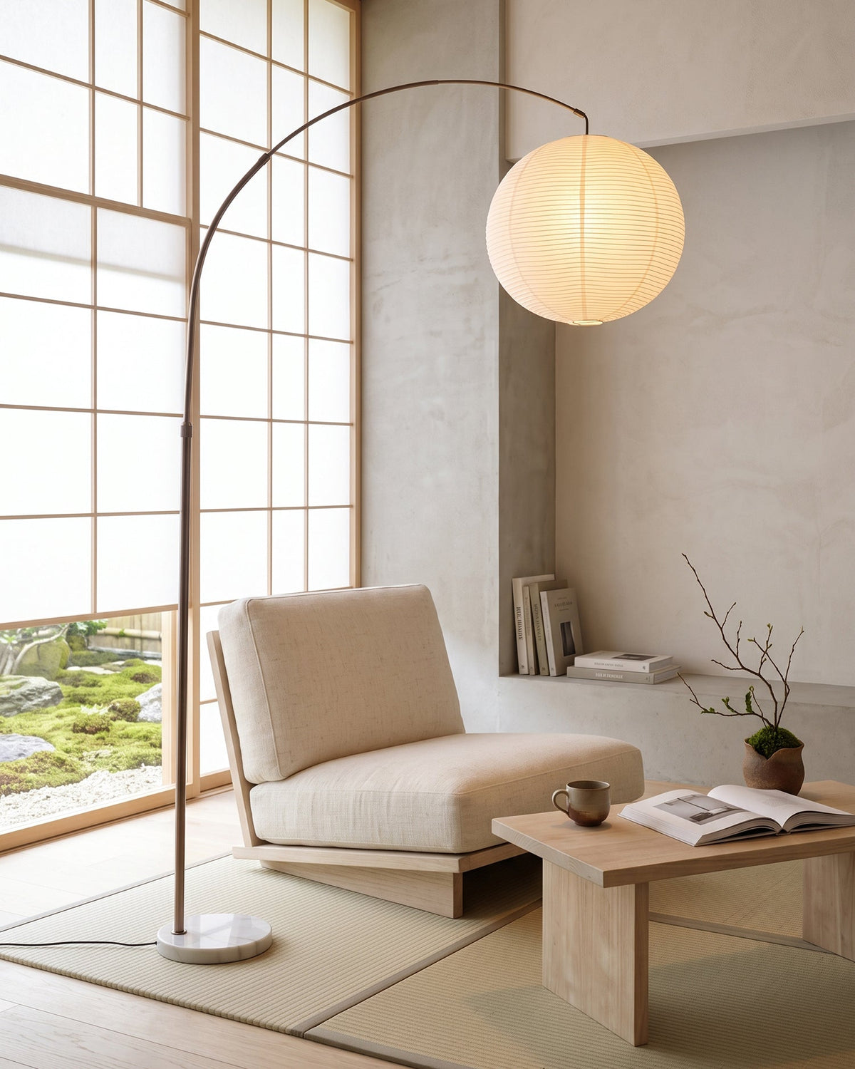 Lámpara de pie de arco con globo de papel Rolanta en un salón de estilo japandi – imagen 9