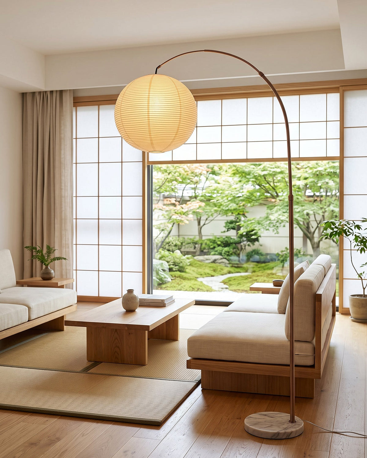 Lámpara de pie de arco con globo de papel Rolanta en un salón de estilo japandi – imagen 11
