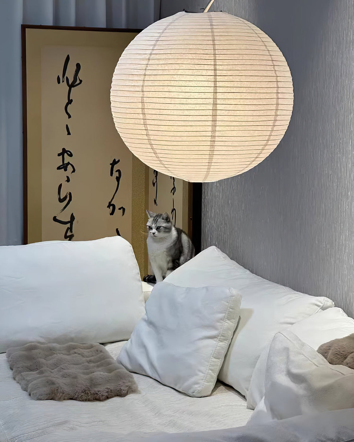 Lámpara de pie de arco con globo de papel Rolanta en un salón de estilo japandi – imagen 17