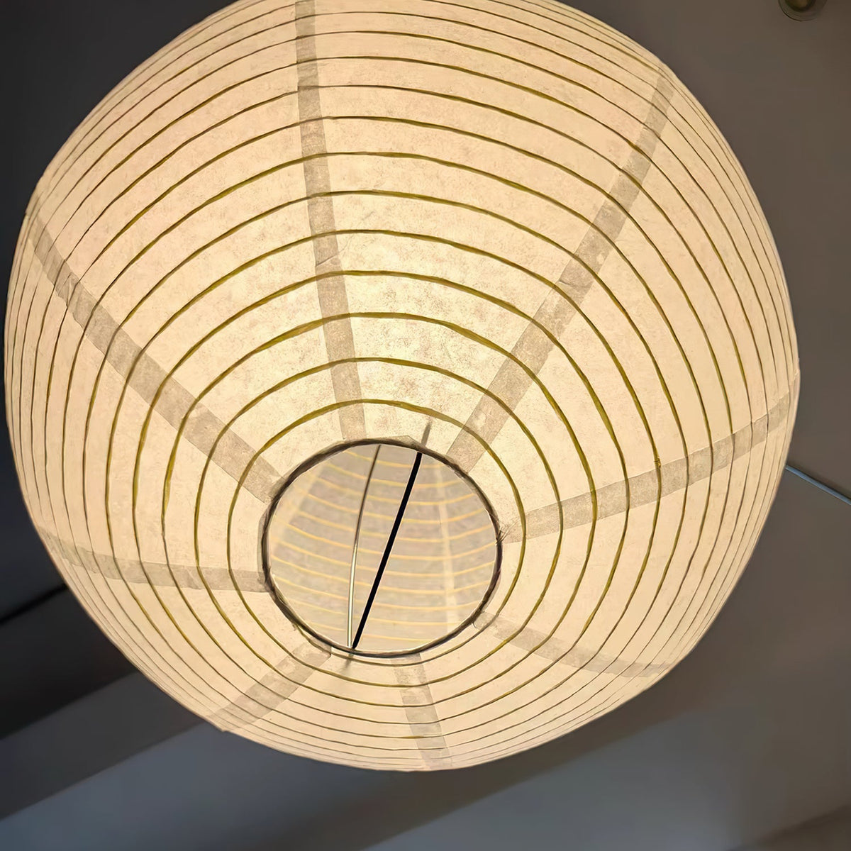 Lámpara de pie de arco con globo de papel Rolanta – detalle del globo de papel encendido