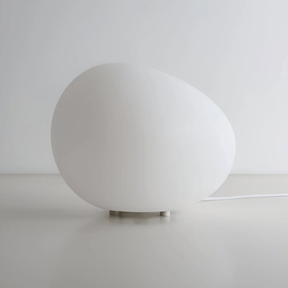 Lámpara de mesa canto rodado Rolesa – apagada en blanco opal