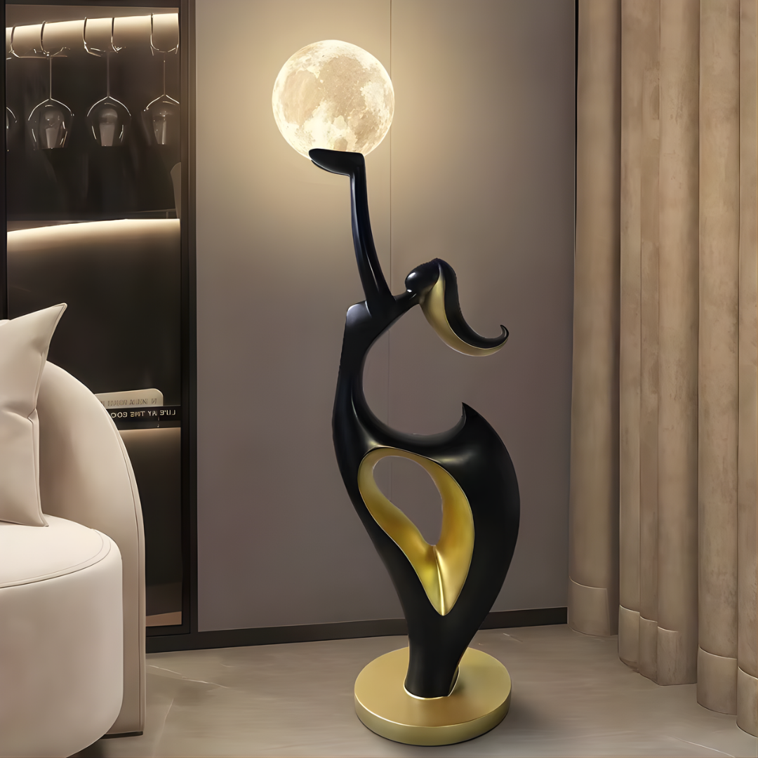 Lámpara de pie escultura Rolunia – en negro y dorado con la luna encendida