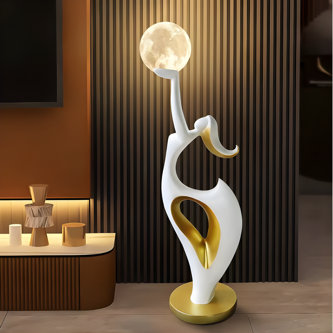 Lámpara de pie escultura Rolunia – en blanco y dorado sobre un panel de madera