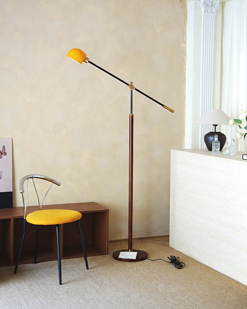 Lámpara de pie con brazo basculante Romanela en un salón de estilo retro – imagen 4