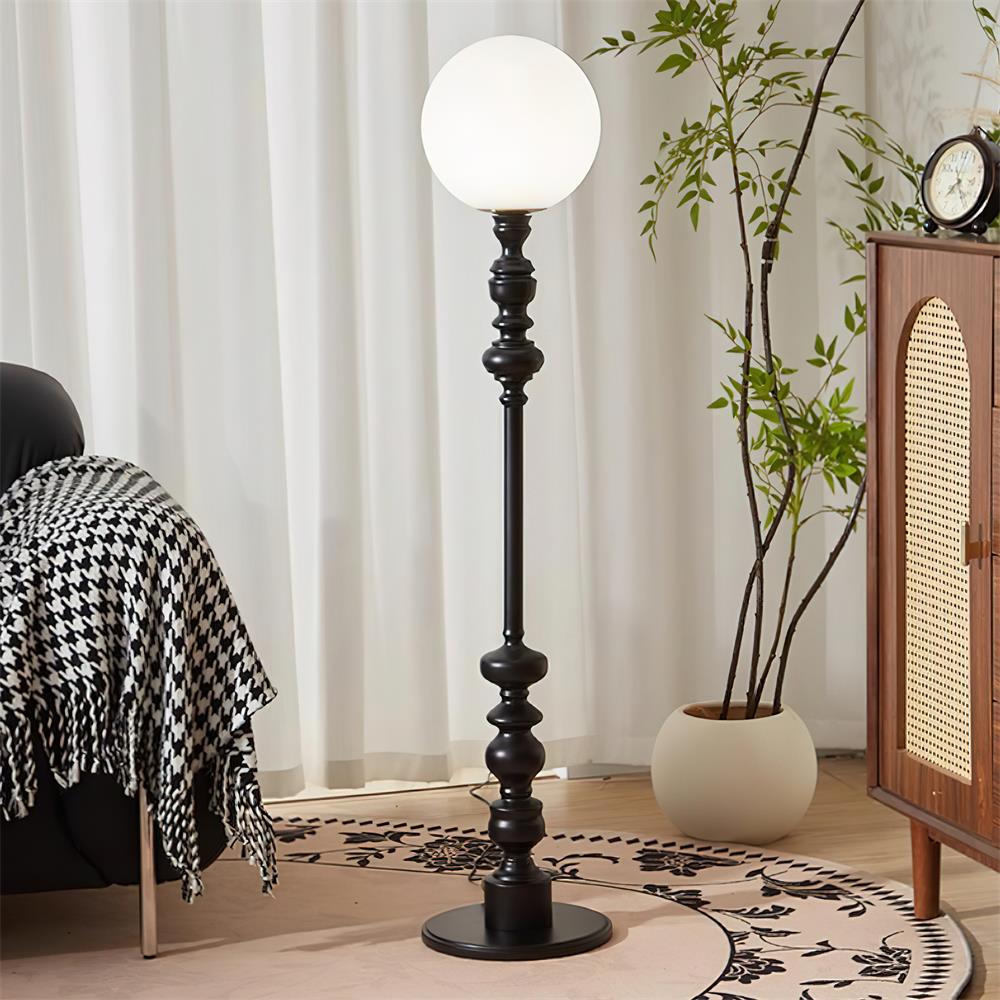 Lámpara de pie de madera torneada Rosaela – en negro con globo blanco opal