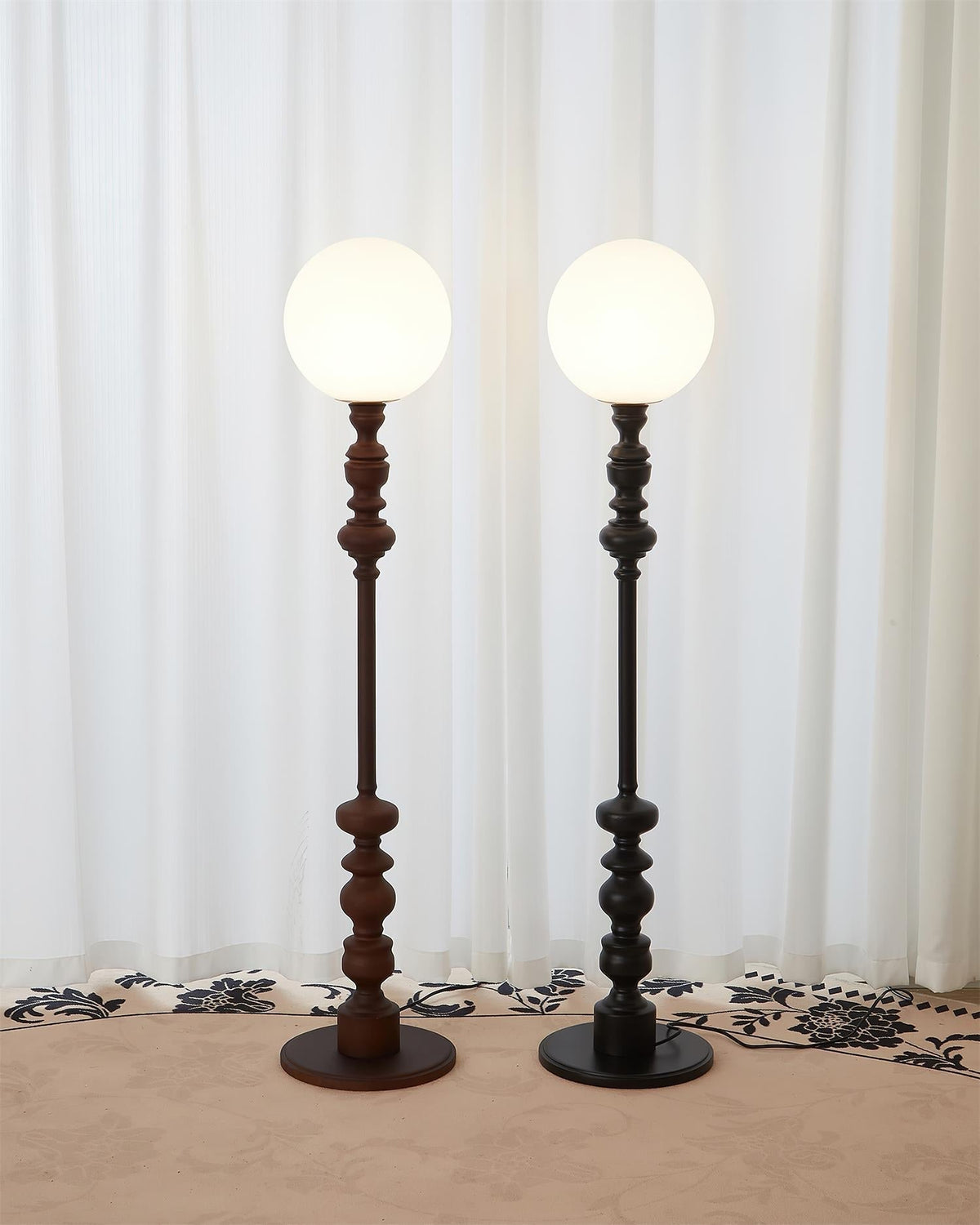 Lámpara de pie de madera torneada Rosaela – en negro y nogal