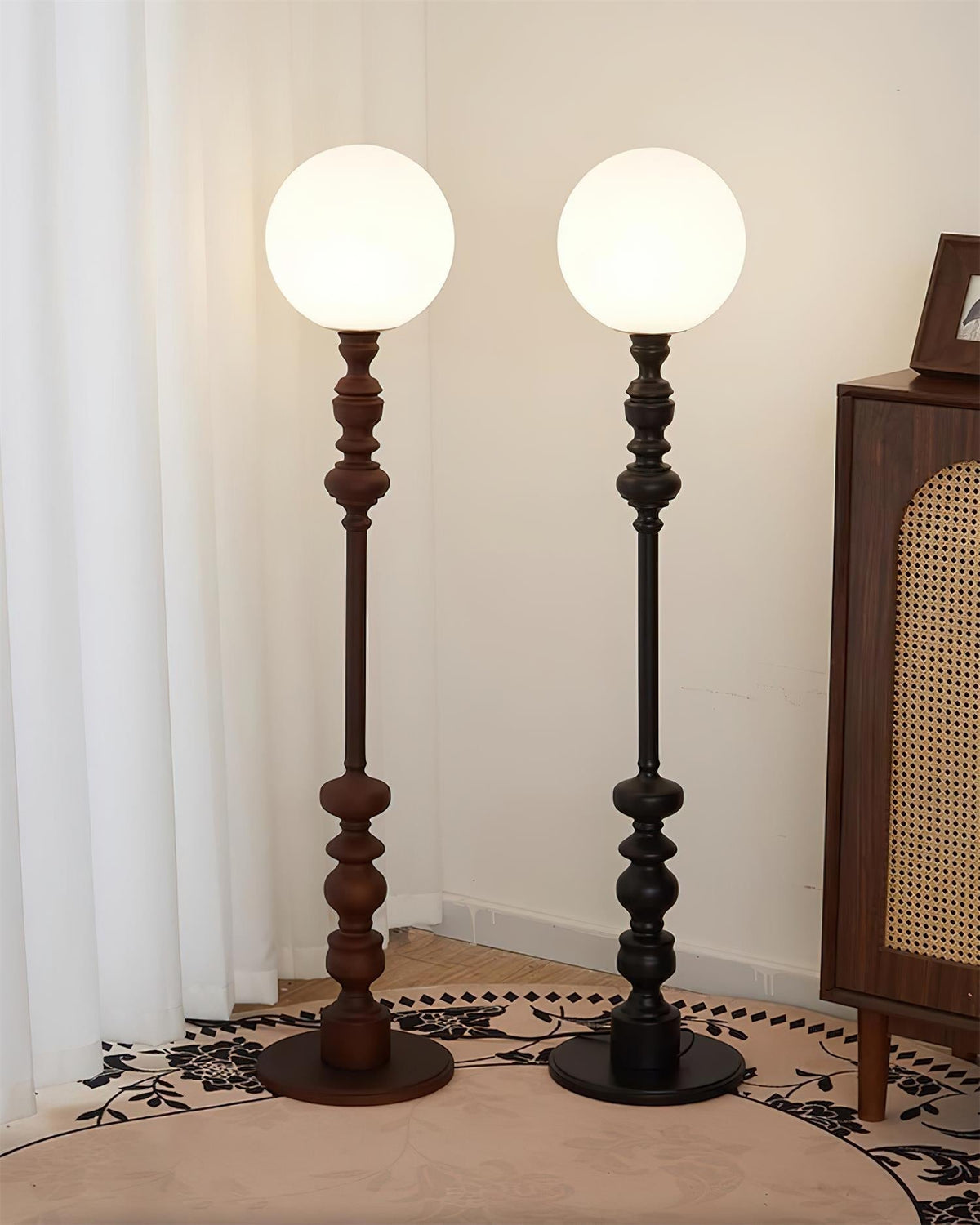 Lámpara de pie de madera torneada Rosaela en un dormitorio acogedor – imagen 6