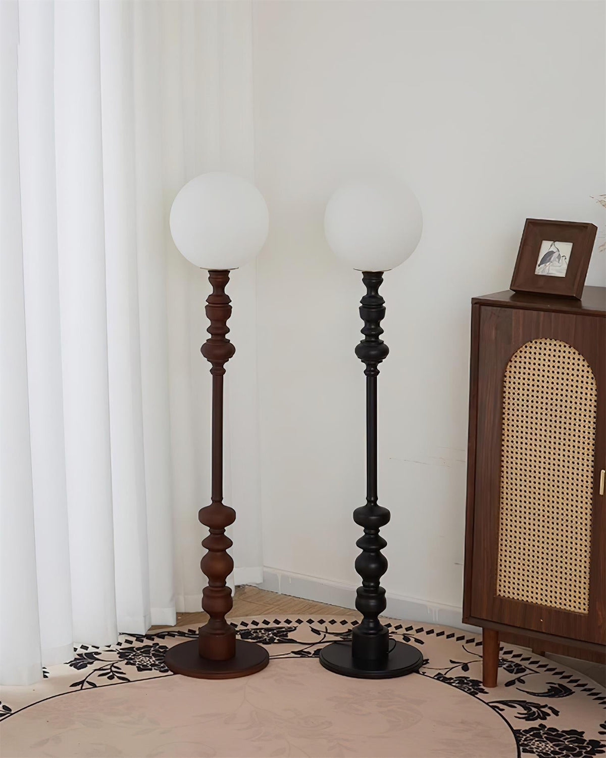 Lámpara de pie de madera torneada Rosaela en un dormitorio acogedor – imagen 8