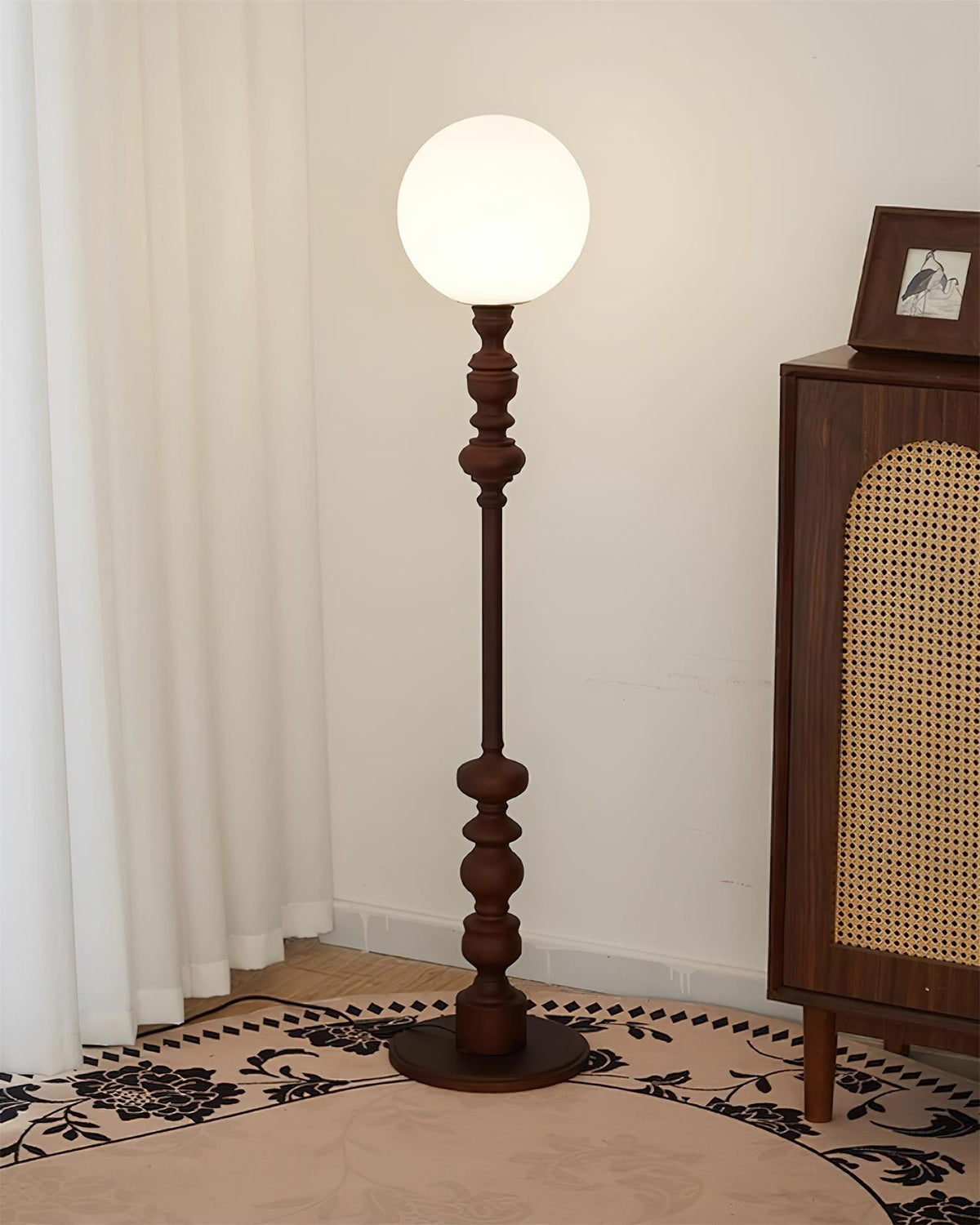 Lámpara de pie de madera torneada Rosaela en un dormitorio acogedor – imagen 12