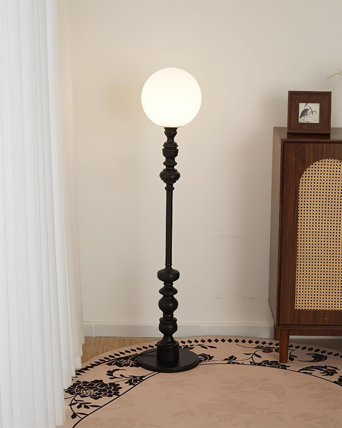 Lámpara de pie de madera torneada Rosaela – detalle del globo blanco opal