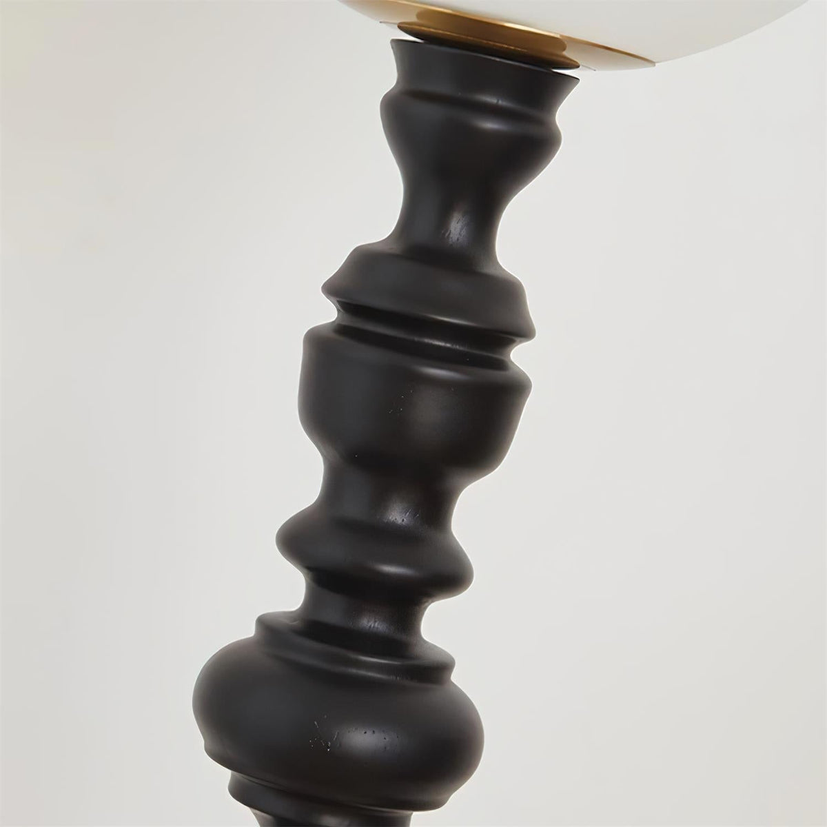 Lámpara de pie de madera torneada Rosaela en un dormitorio acogedor – imagen 17