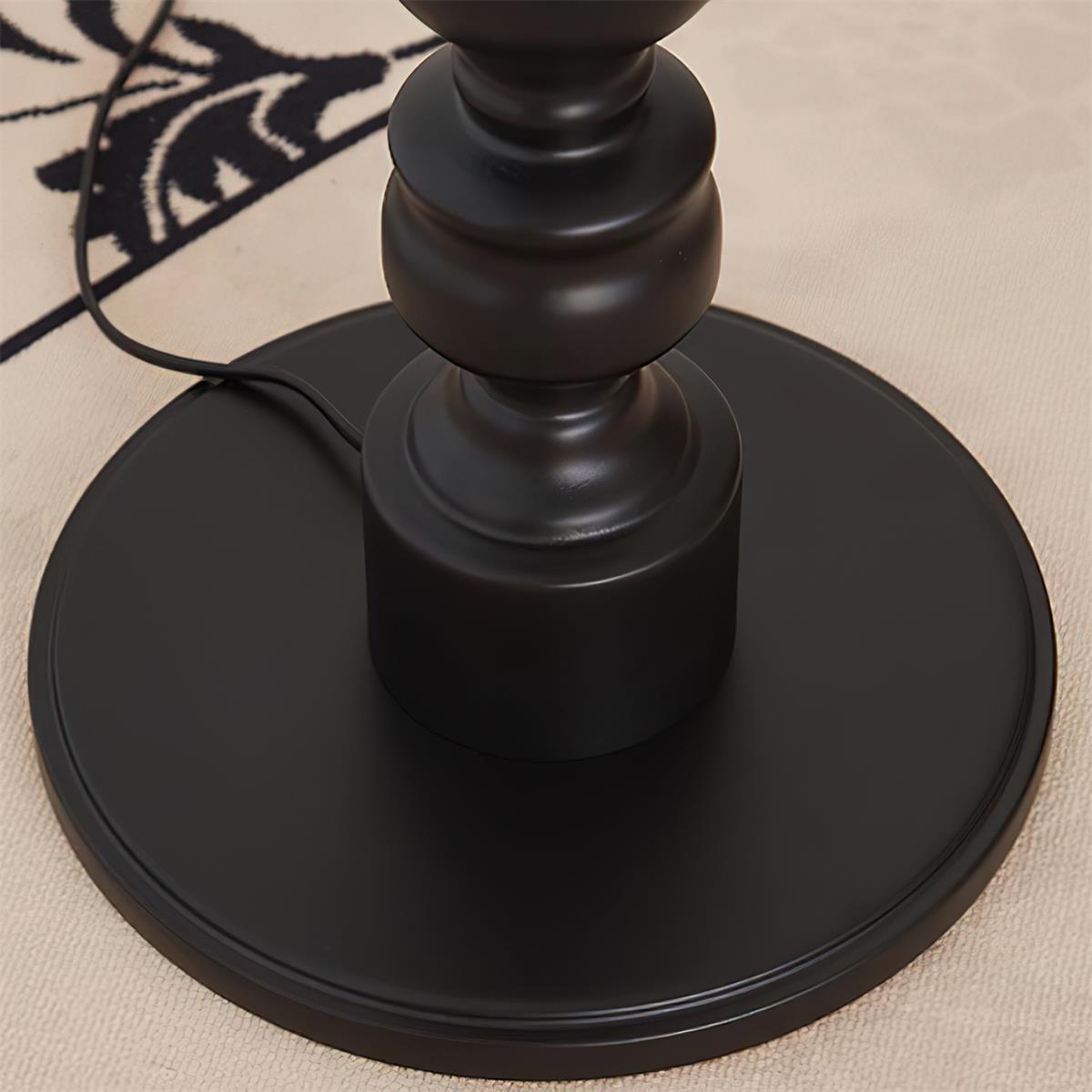 Lámpara de pie de madera torneada Rosaela en un dormitorio acogedor – imagen 18