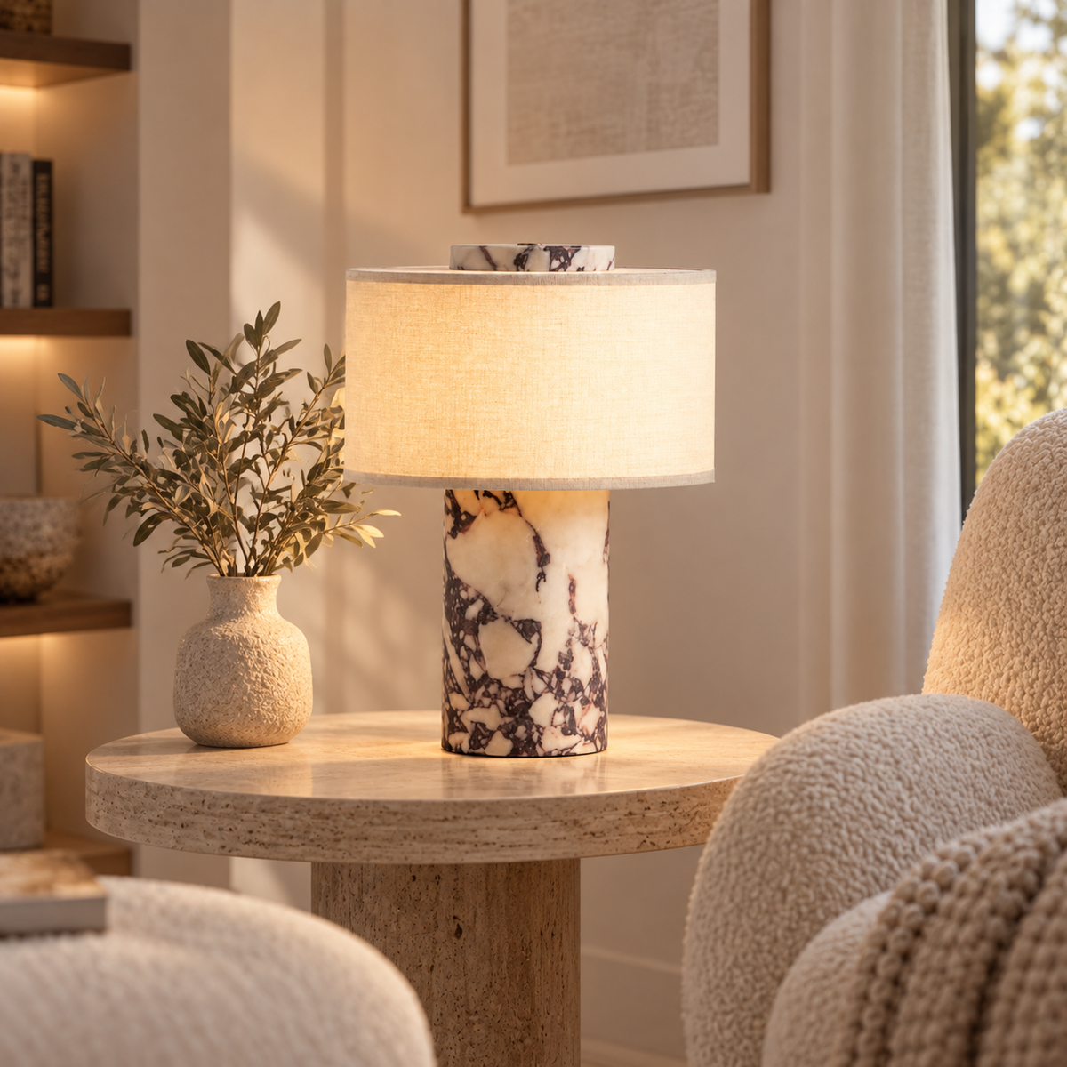 Lámpara de mesa de mármol Rosmara en un salón luminoso – imagen 4