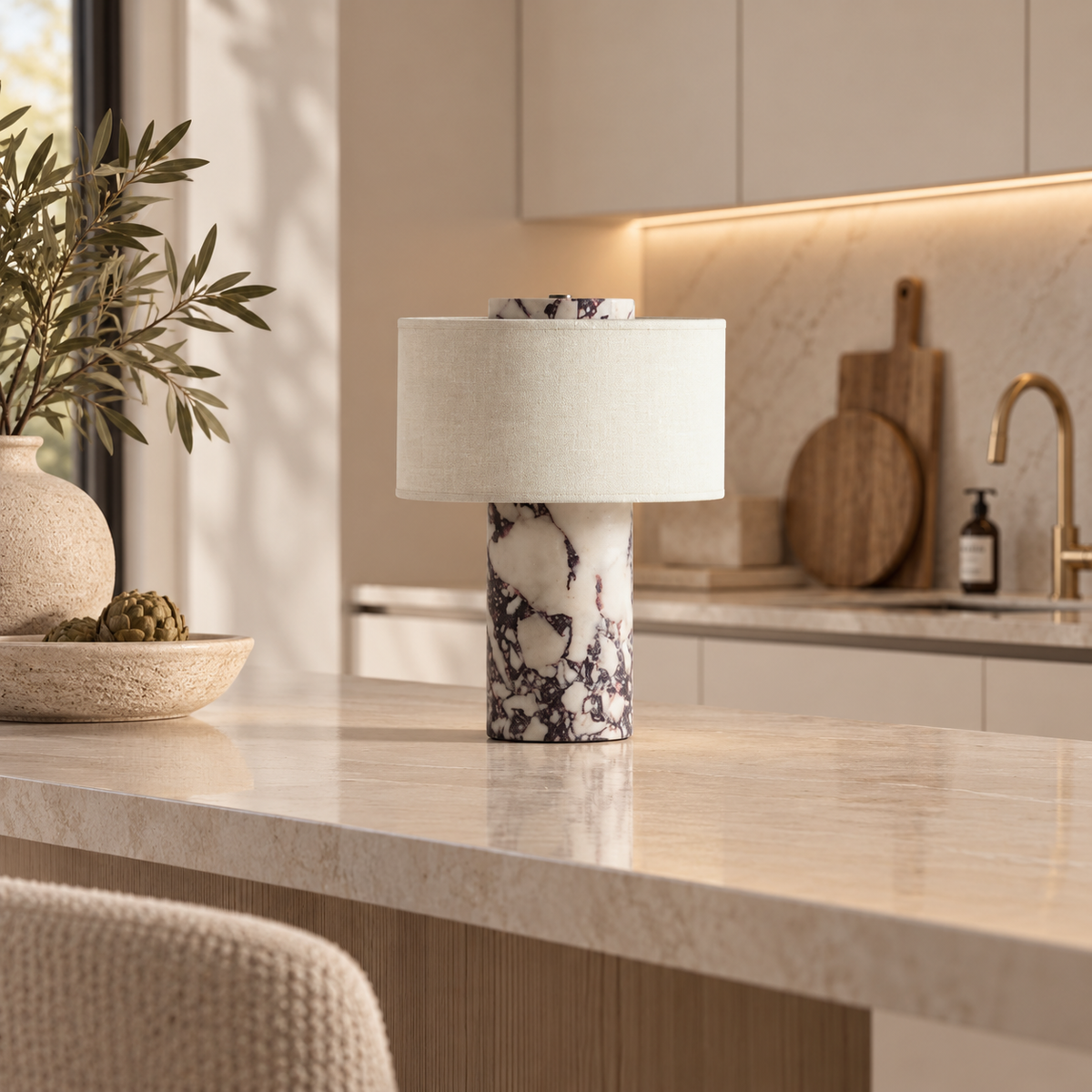 Lámpara de mesa de mármol Rosmara en un salón luminoso – imagen 5