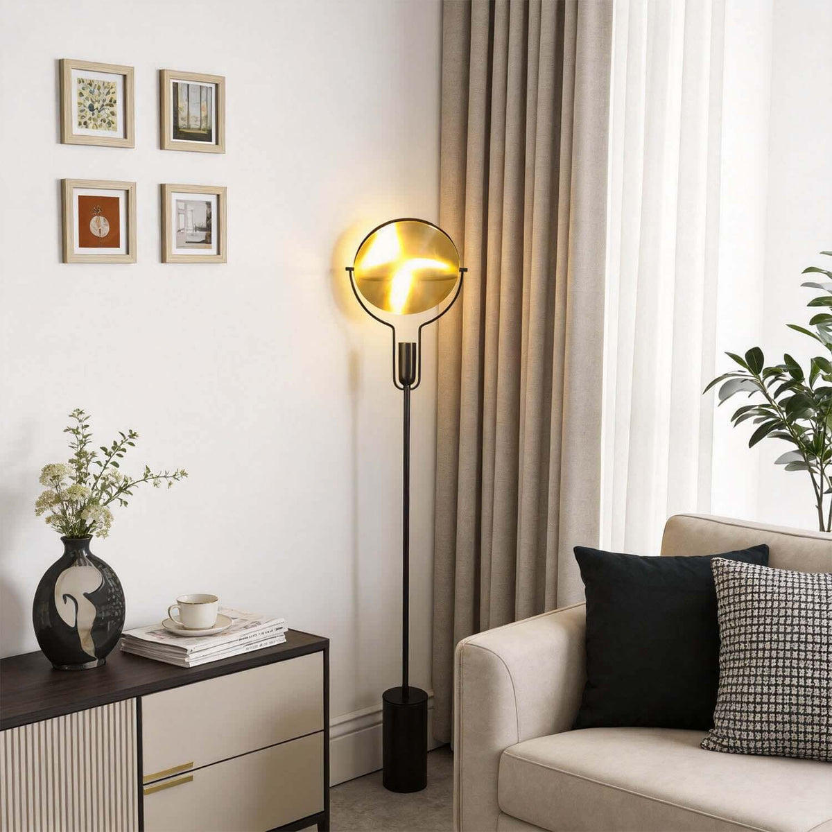 Lámpara de pie Rotisca en un salón luminoso – imagen 2