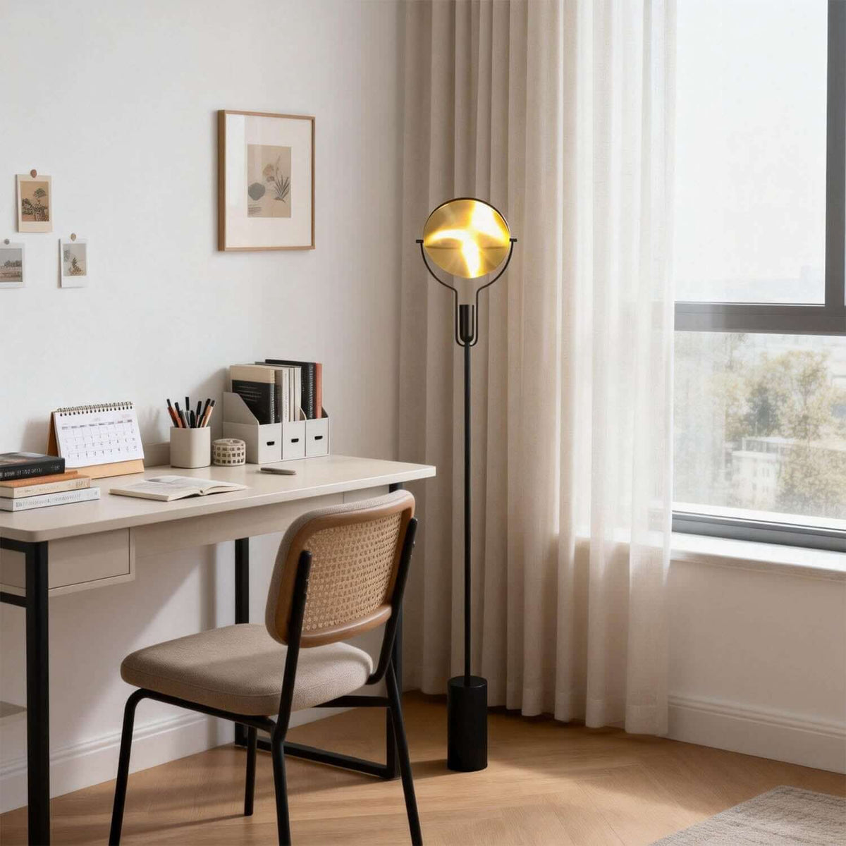 Lámpara de pie Rotisca en un salón luminoso – imagen 3