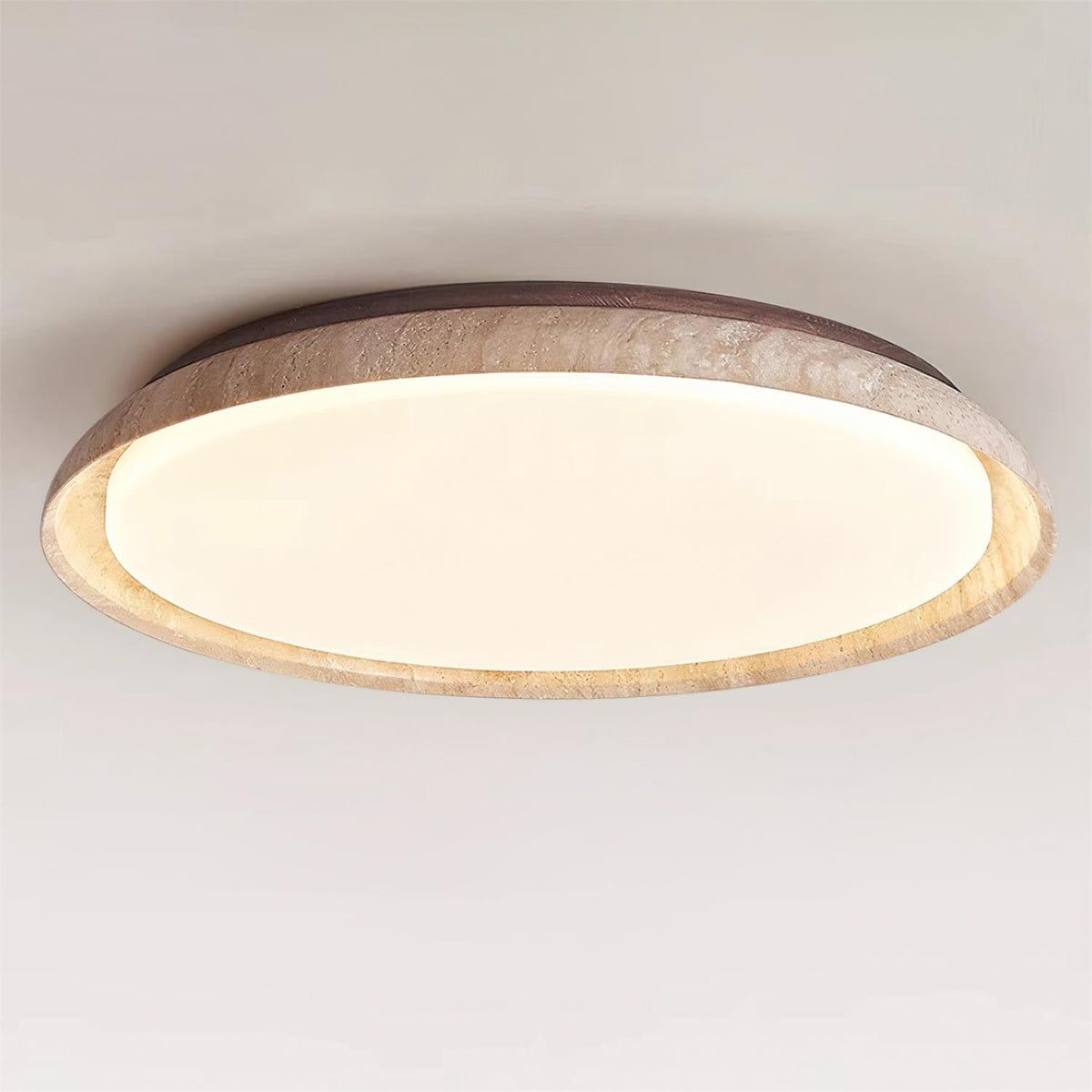 Plafón LED de techo Calerra con aro de travertino en un salón de estilo japandi – imagen 10