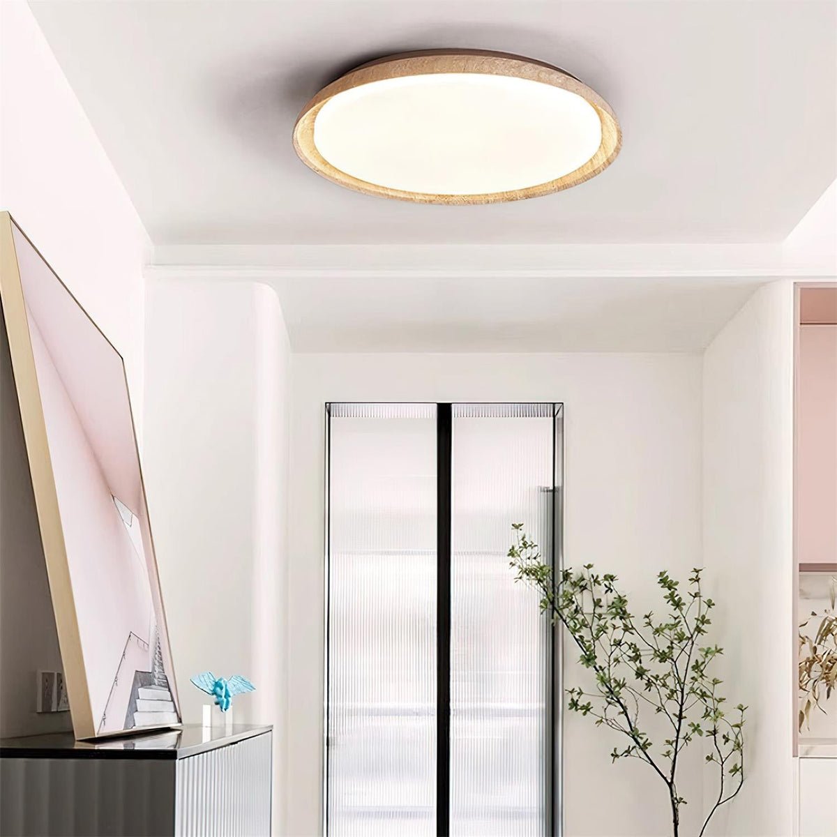 Plafón LED de techo Calerra con aro de travertino en un salón de estilo japandi – imagen 15