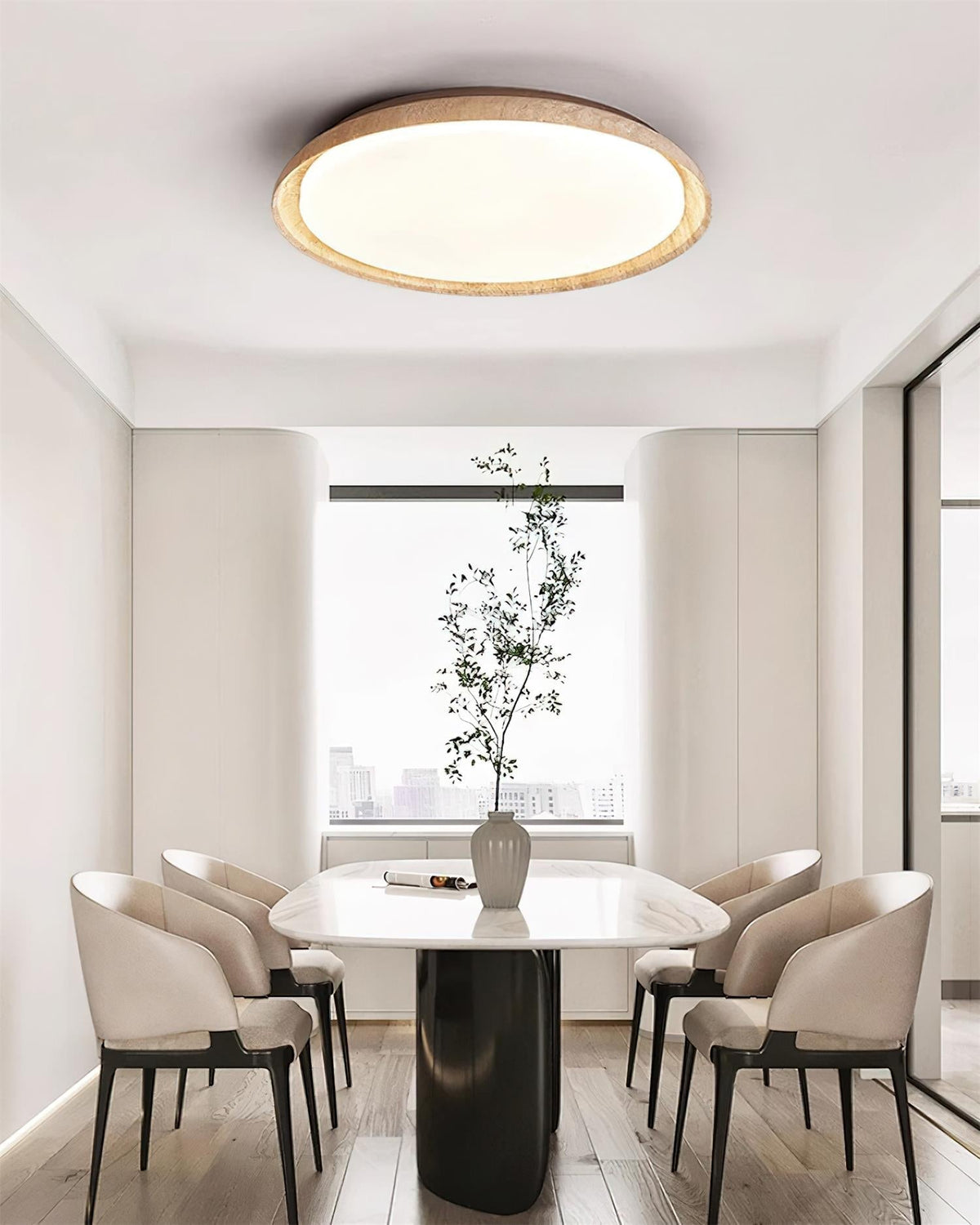 Plafón LED de techo Calerra con aro de travertino en un salón de estilo japandi – imagen 21