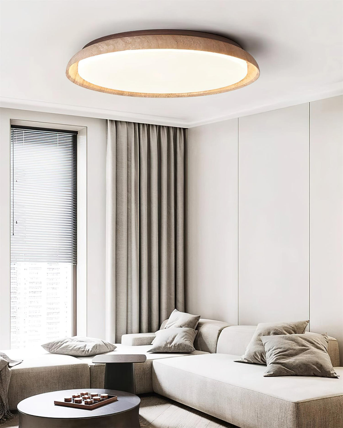 Plafón LED de techo Calerra con aro de travertino en un salón de estilo japandi – imagen 3