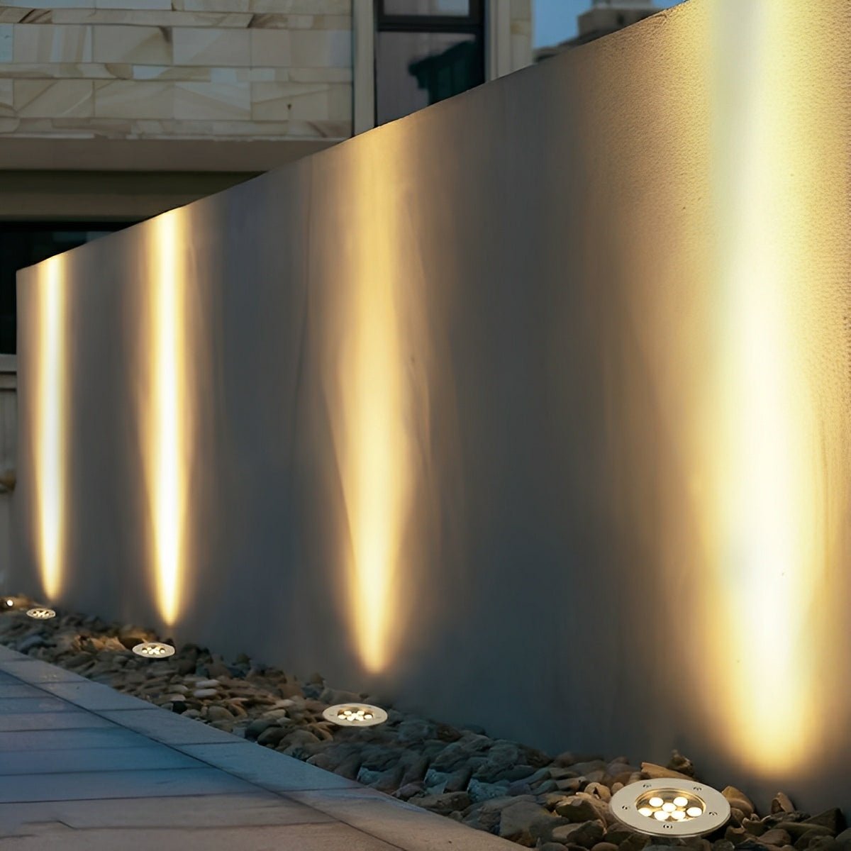 Foco empotrable de suelo Jesuelo – iluminando un muro liso desde el suelo