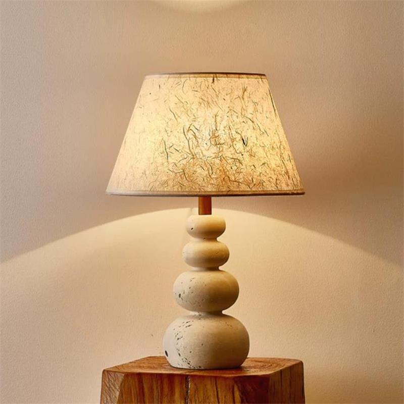 Lámpara de mesa de travertino Rovina sobre una mesita de noche – imagen 17