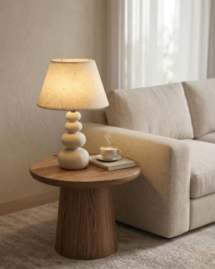 Lámpara de mesa de travertino Rovina sobre una mesita de noche – imagen 9