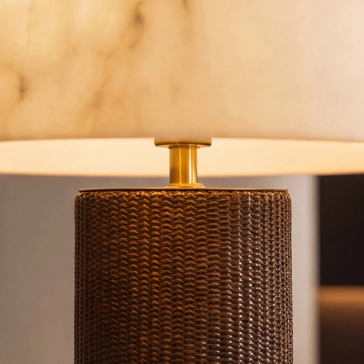 Lámpara de mesa Yesalba – detalle de la base de cuero trenzado
