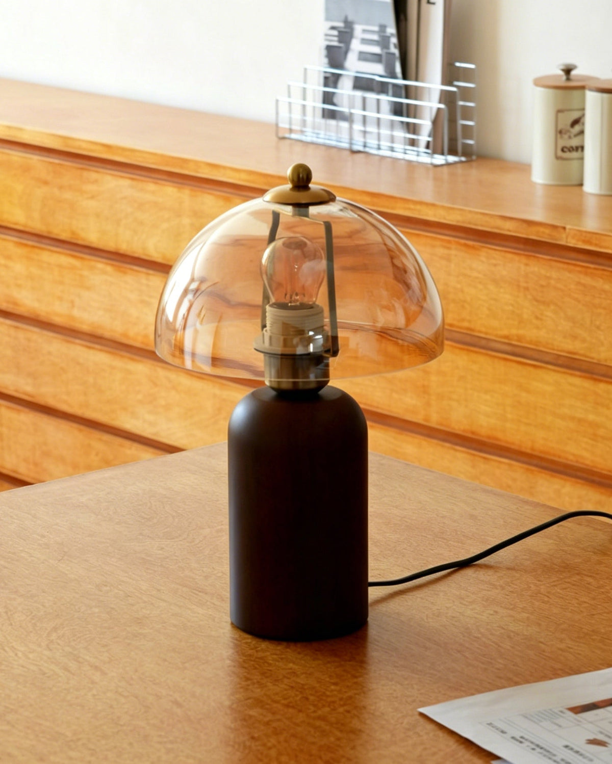 Lámpara de mesa de madera y cristal ámbar Rubana – sobre un escritorio de madera