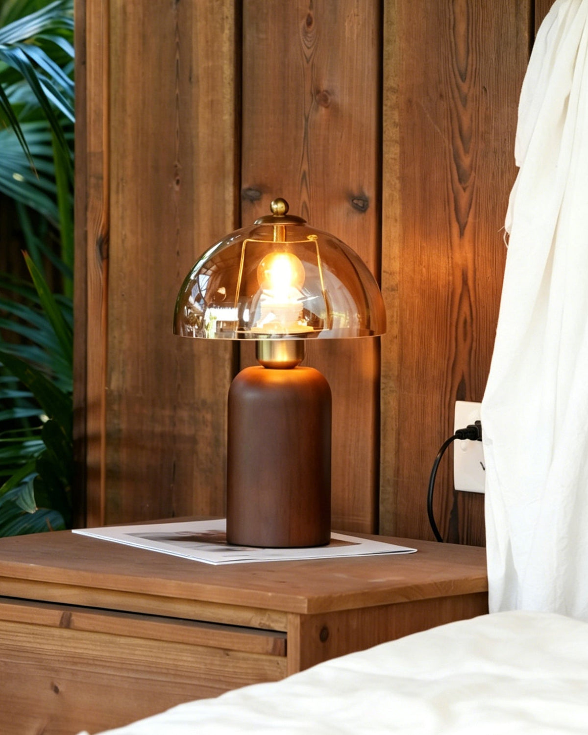 Lámpara de mesa de madera y cristal ámbar Rubana – sobre una mesilla junto a la cama