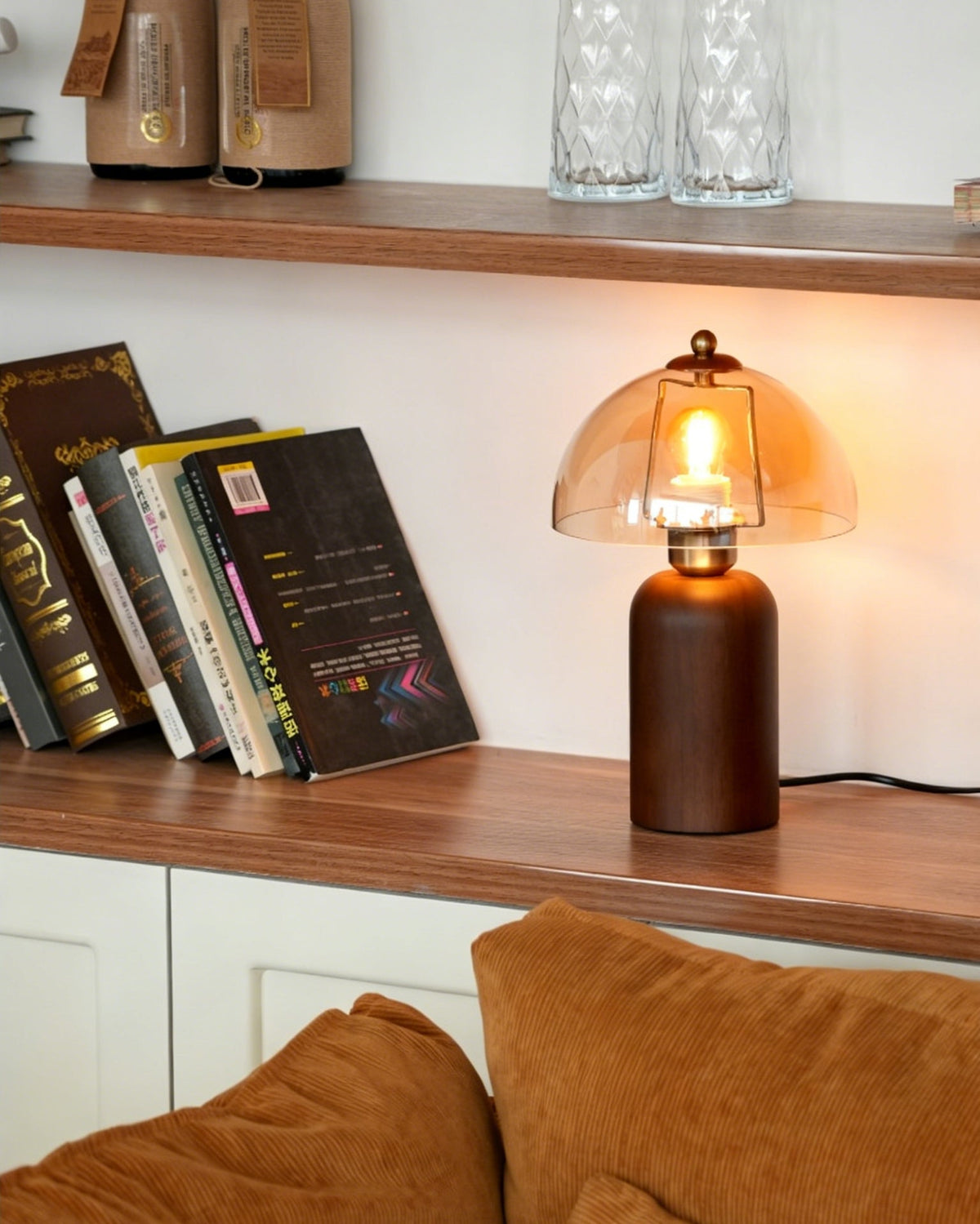 Lámpara de mesa de madera y cristal ámbar Rubana – en una estantería junto a libros