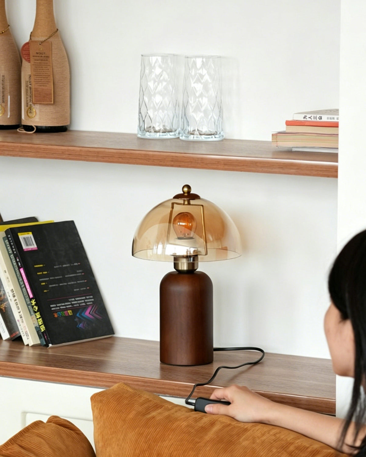 Lámpara de mesa de madera y cristal ámbar Rubana – en una estantería del salón