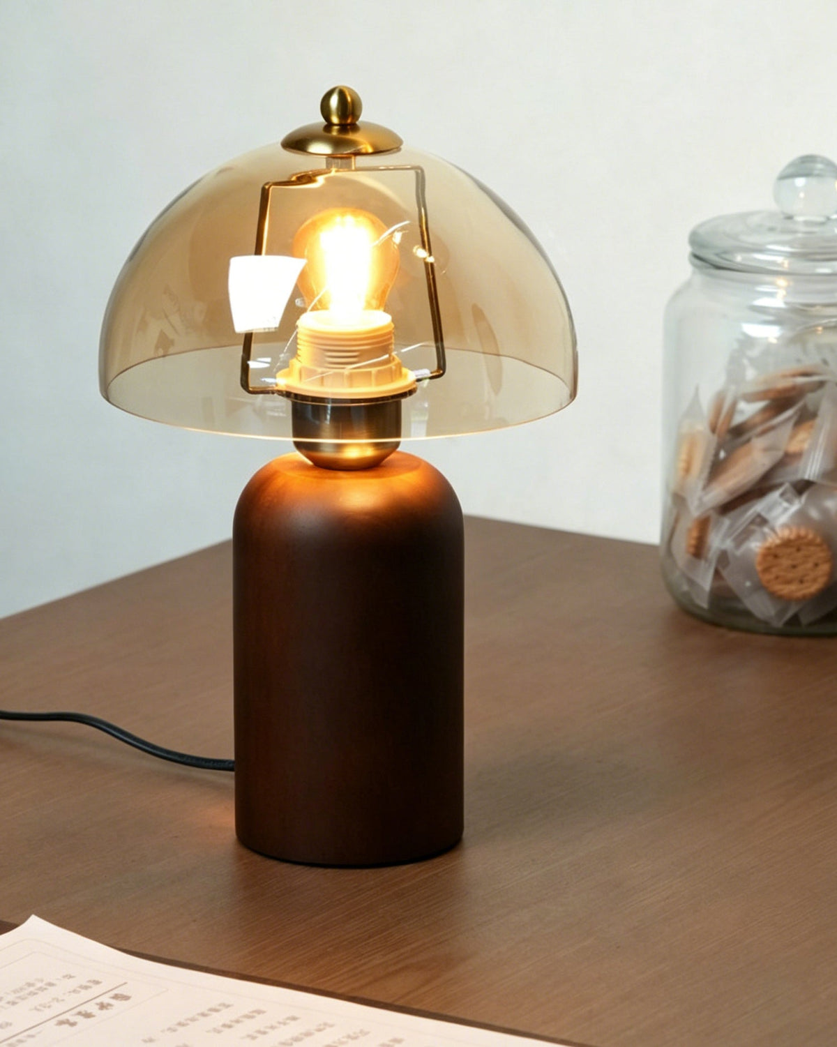 Lámpara de mesa de madera y cristal ámbar Rubana – detalle de la cúpula ámbar encendida