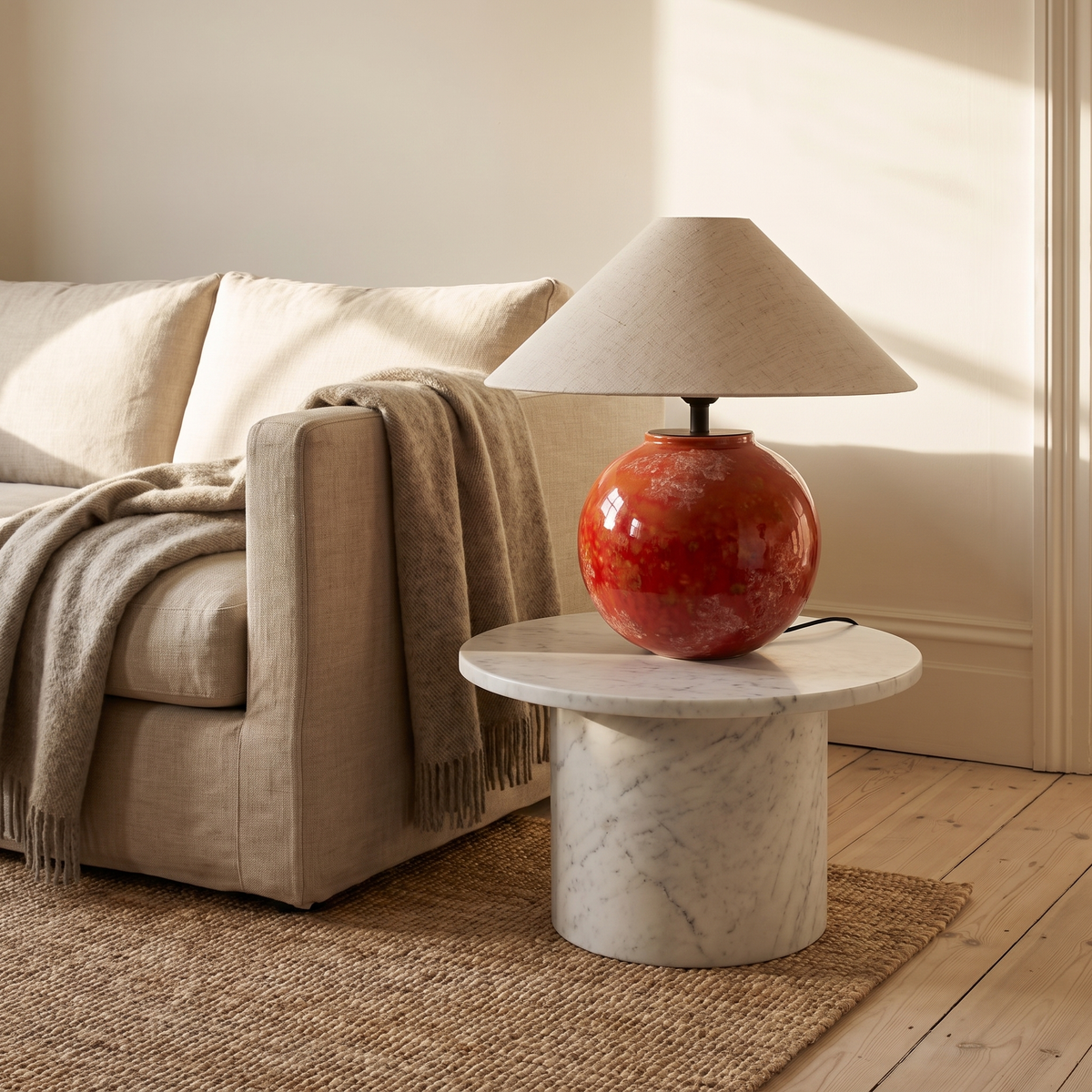 Lámpara de mesa de cerámica roja Rubira en un salón de tonos naturales – imagen 5
