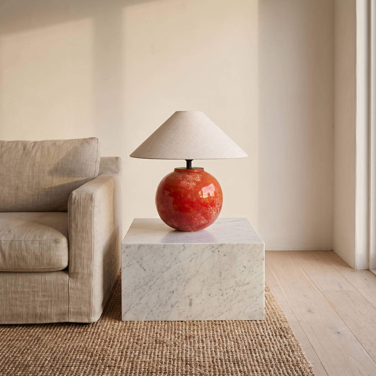 Lámpara de mesa de cerámica roja Rubira en un salón de tonos naturales – imagen 7
