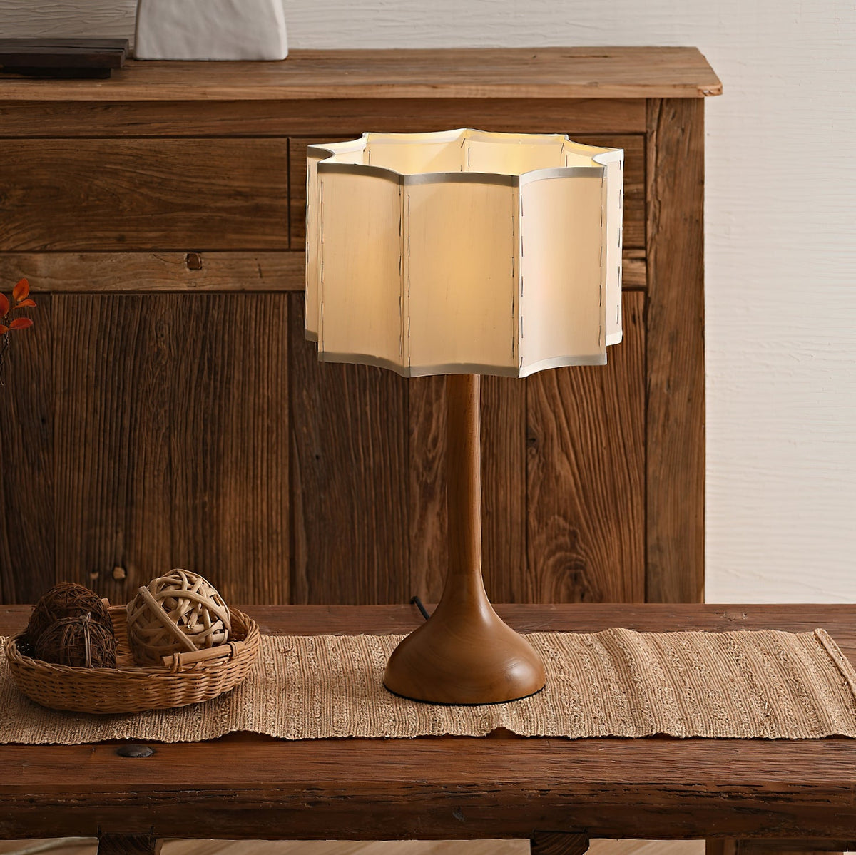 Lámpara de mesa de madera Rubora en un salón cálido – imagen 3