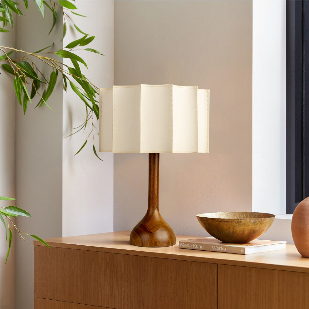 Lámpara de mesa de madera Rubora en un salón cálido – imagen 4