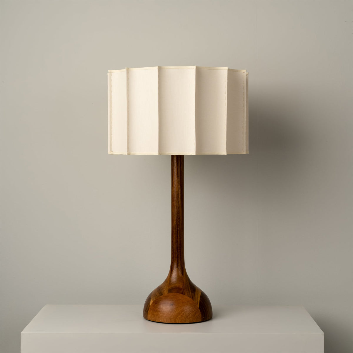 Lámpara de mesa de madera Rubora en un salón cálido – imagen 5
