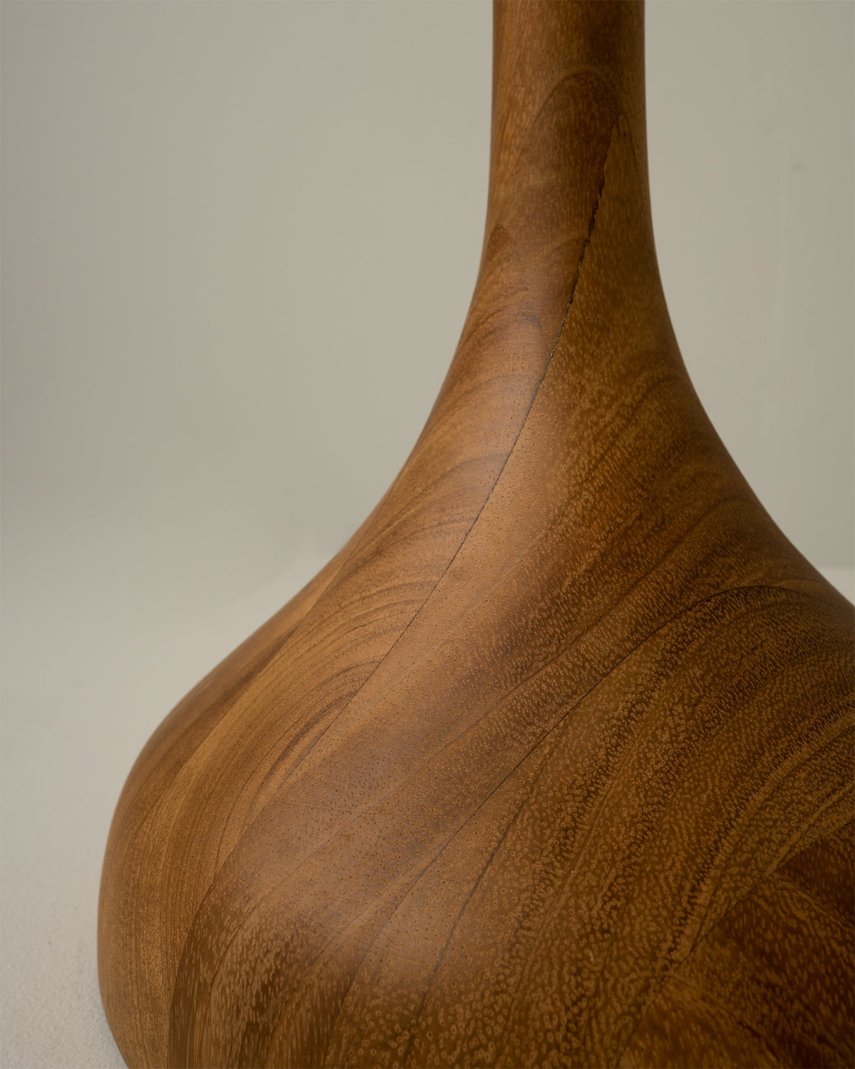 Lámpara de mesa de madera Rubora – detalle del pie de madera torneada