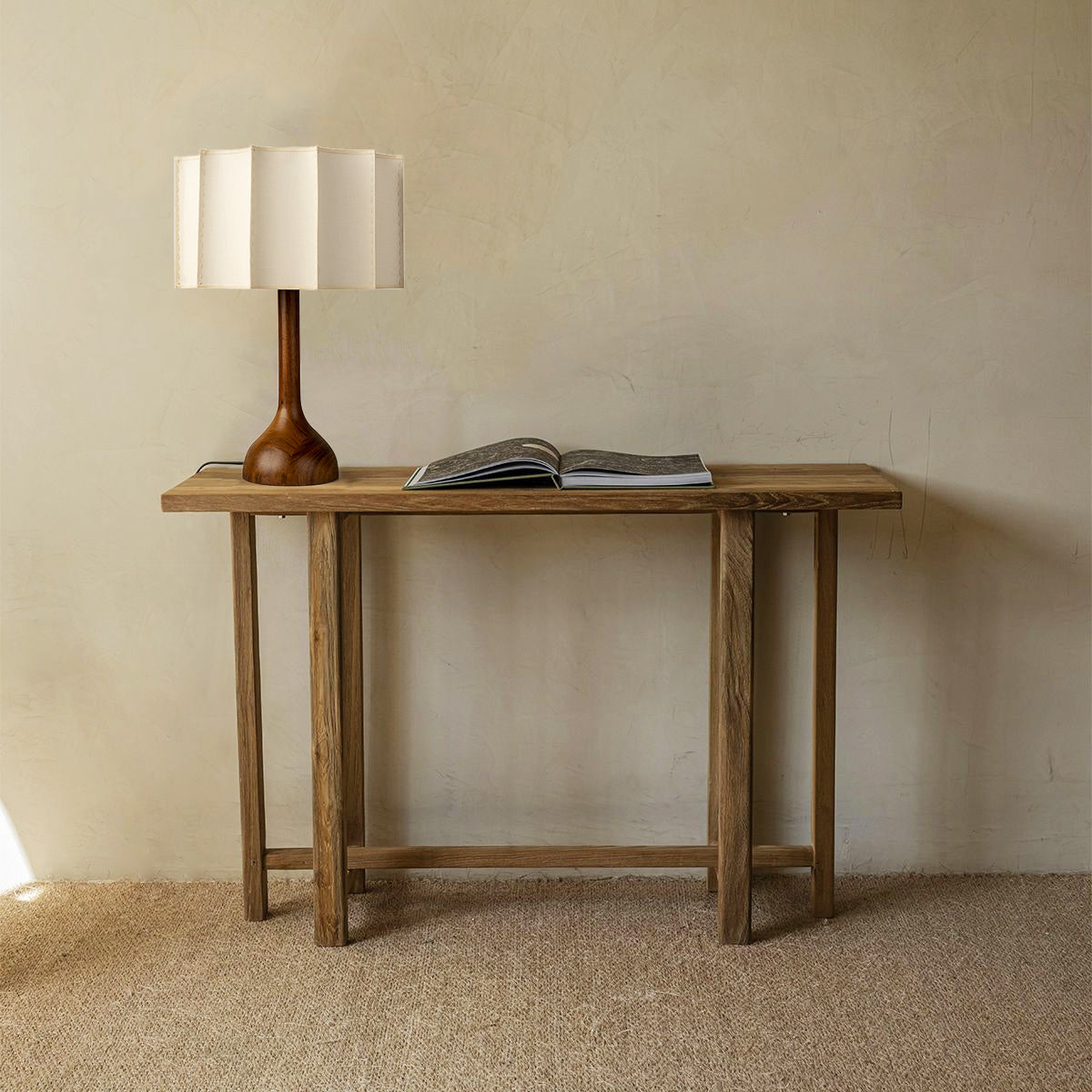 Lámpara de mesa de madera Rubora en un salón cálido – imagen 10