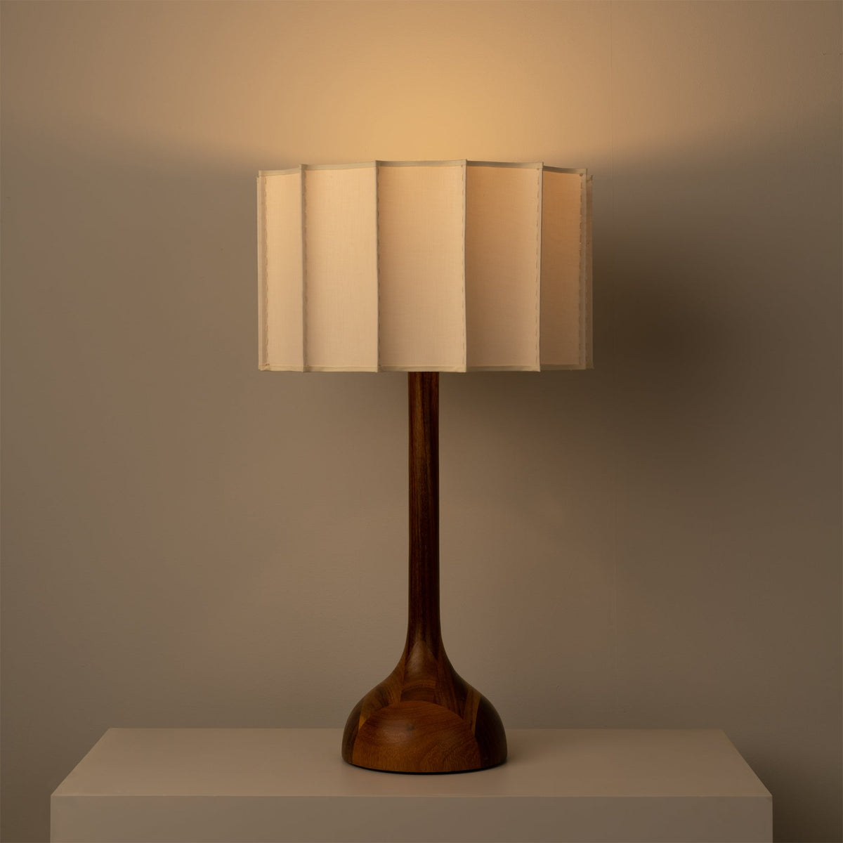 Lámpara de mesa de madera Rubora en un salón cálido – imagen 12