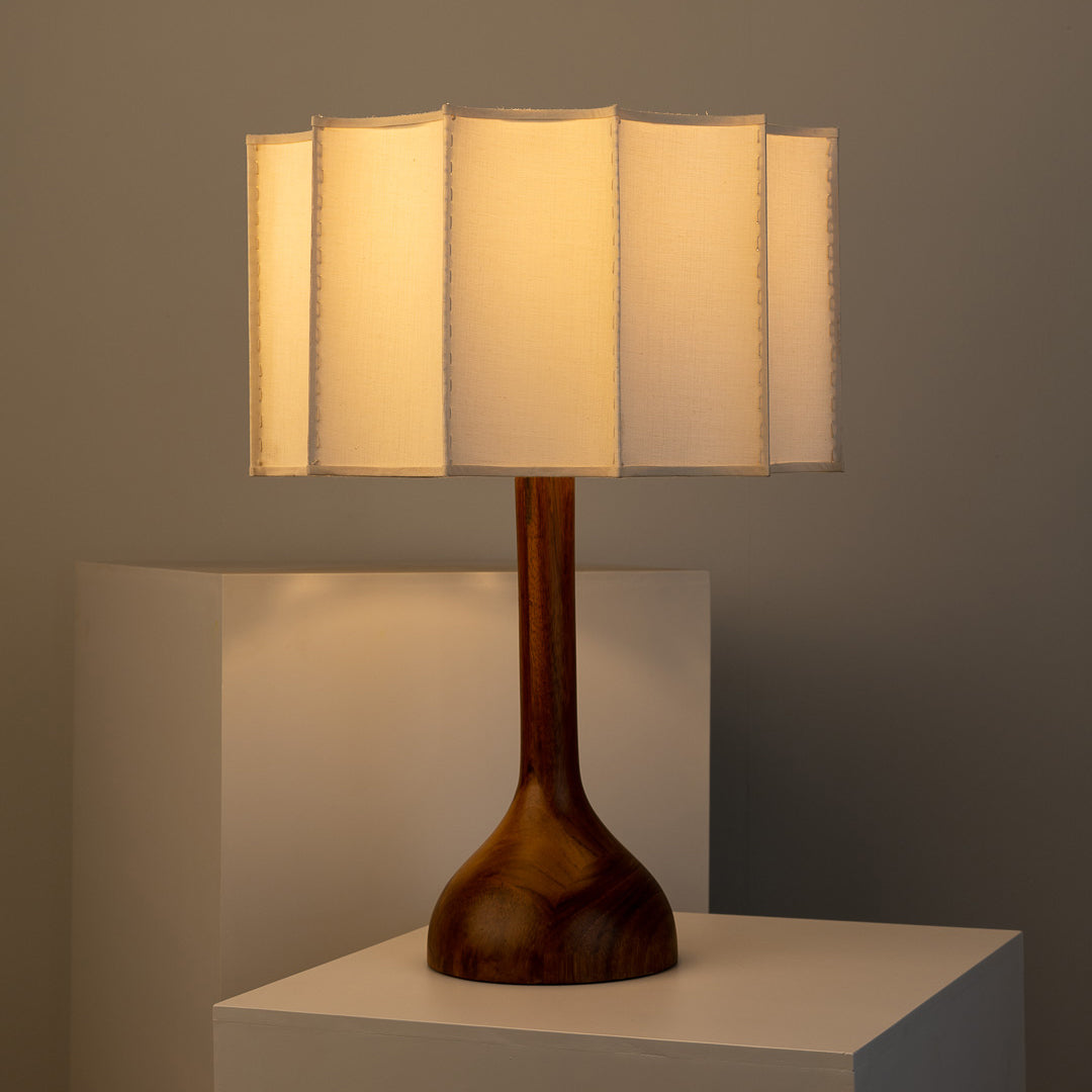 Lámpara de mesa de madera Rubora en un salón cálido – imagen 13