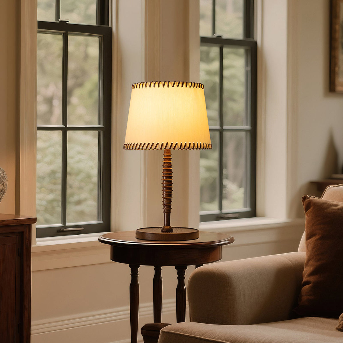 Lámpara de mesa de madera torneada Rueca – junto a la ventana en el salón