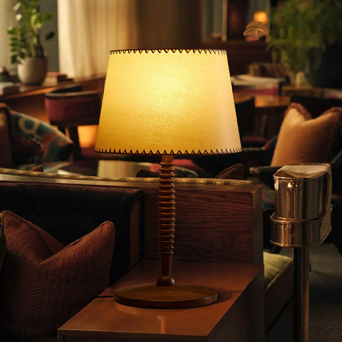 Lámpara de mesa de madera torneada Rueca – encendida en un salón cálido